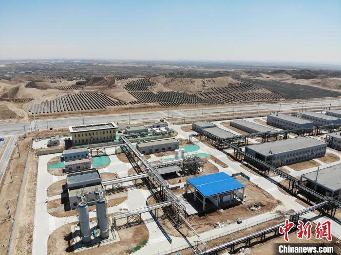 近日，位于蘭州新區(qū)的全球首套規(guī)模化(千噸級)合成綠色甲醇示范裝置。　楊艷敏 攝