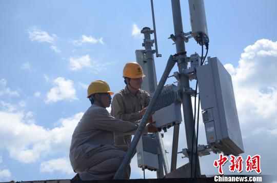技術人員對220千伏列西變電站5G共享基站進行調試。三明供電供圖